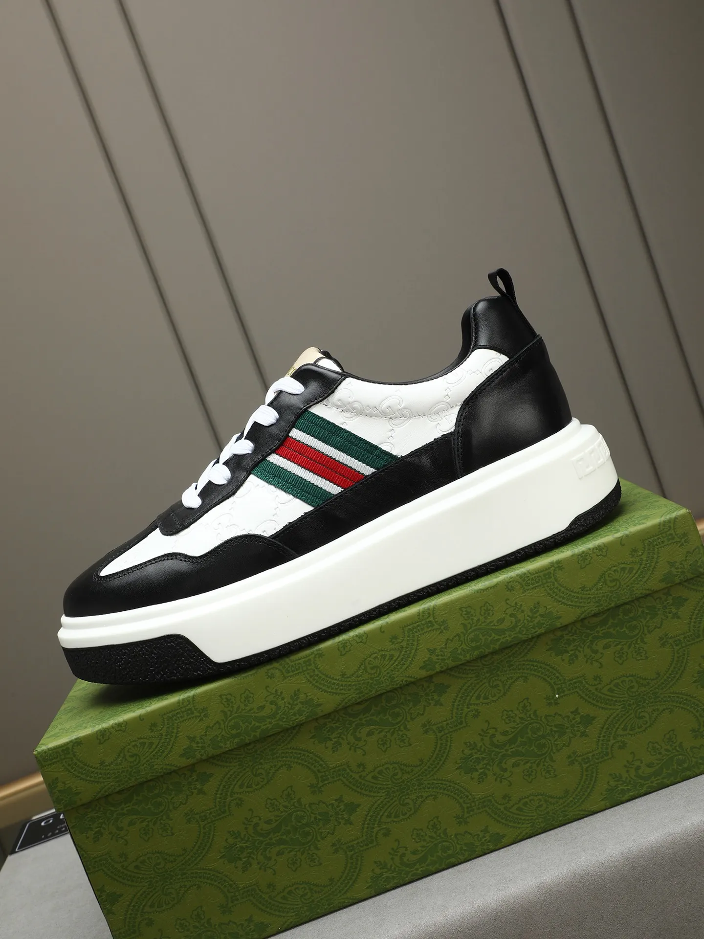 Men's shoes 💰480 New men's shoes GUCCI Fashion trend Made of first-layer calfskin ➕ washed sheep lining! The foot feels super comfortable and the workmanship is impeccable. Foam ultra-light outsole, size: 38-44 (45 customized) 4 colors to choose from!